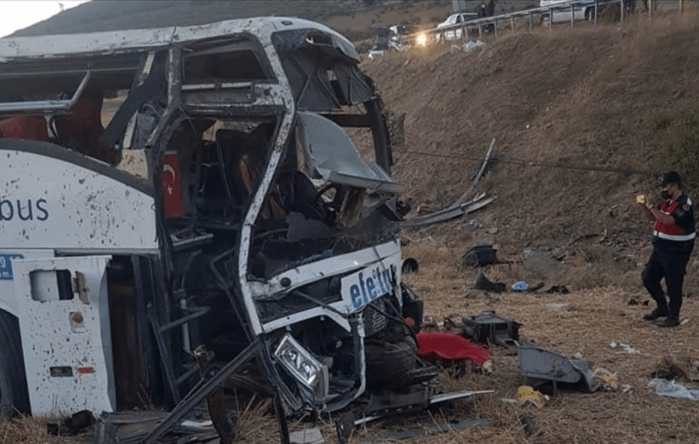 <span style='color:red;'><b>TRAGEDIJA U TURSKOJ</b></span>: Prevrnuo se putnički autobus, stradalo 14 osoba! 
